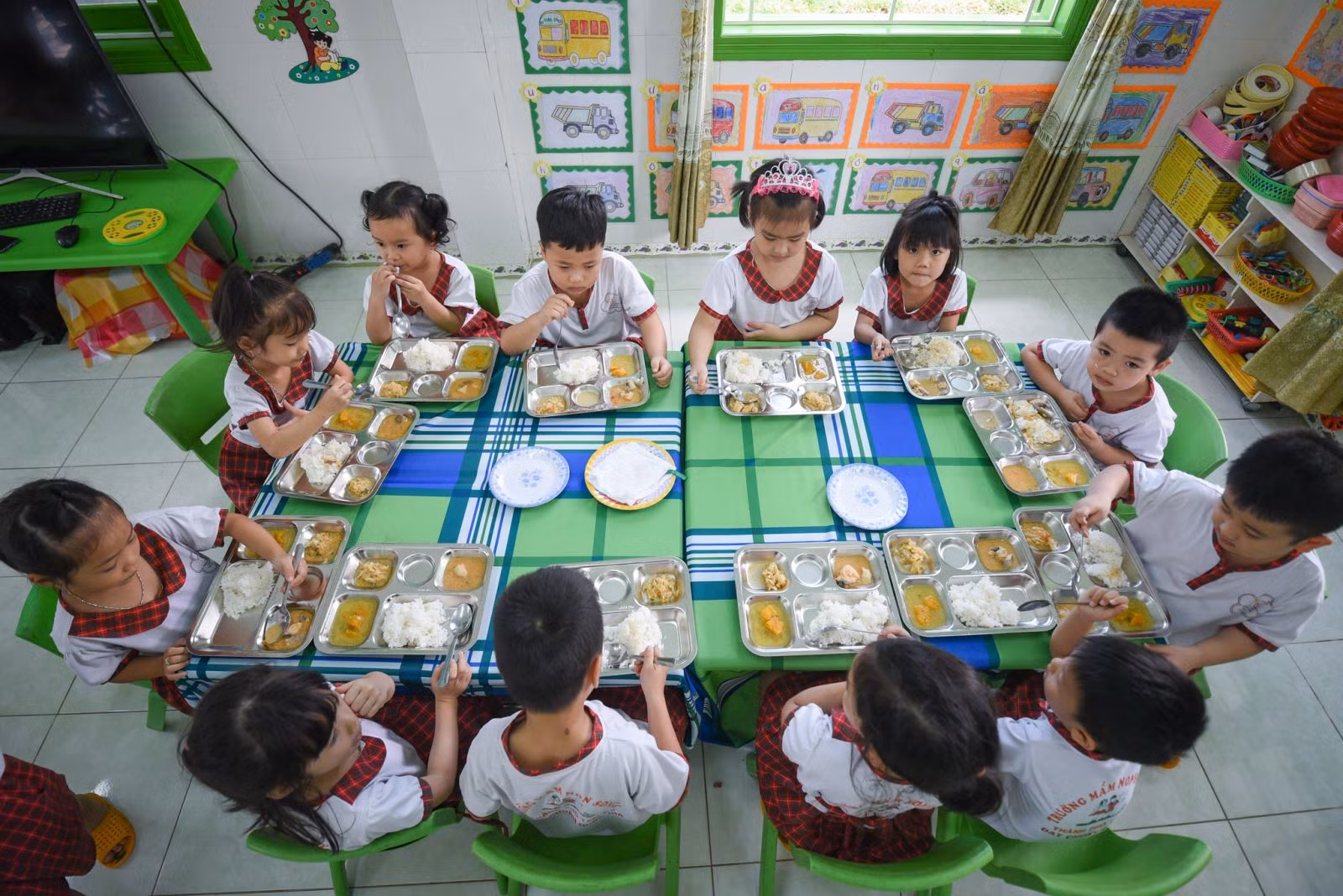 Bữa ăn học đường đảm bảo dinh dưỡng hợp lý cho trẻ của Trường Mầm non Sơn Ca khi thực hiện mô hình điểm. (Ảnh: PV)