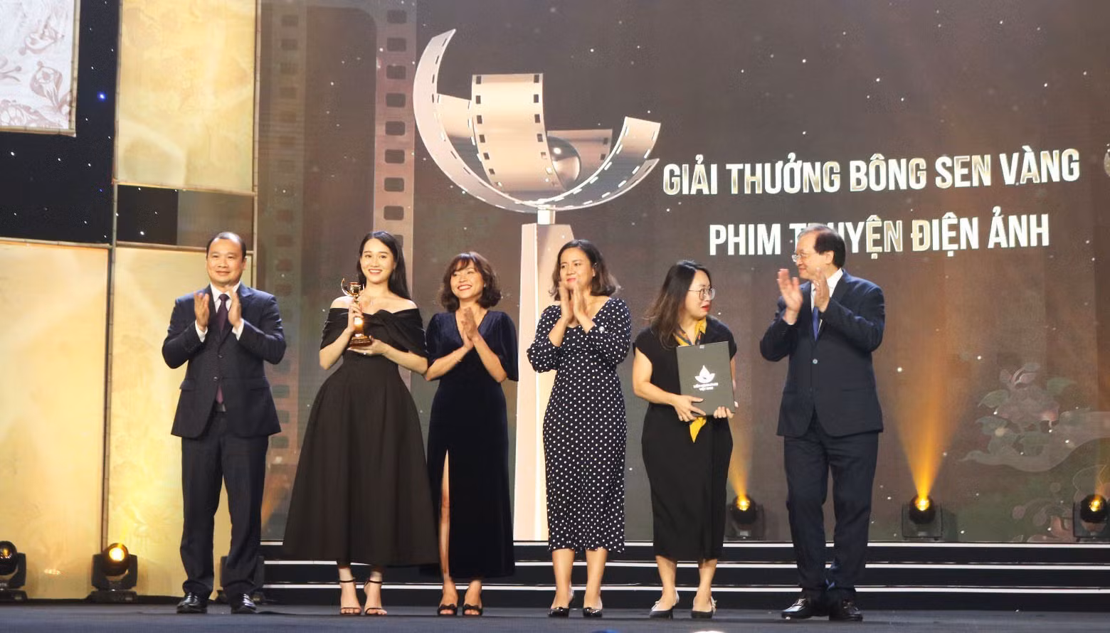 Bộ phim “Mắt biếc” đạt giải Bông sen Vàng thể loại phim Truyện điện ảnh tại Liên hoan phim Việt Nam lần thứ XXII.