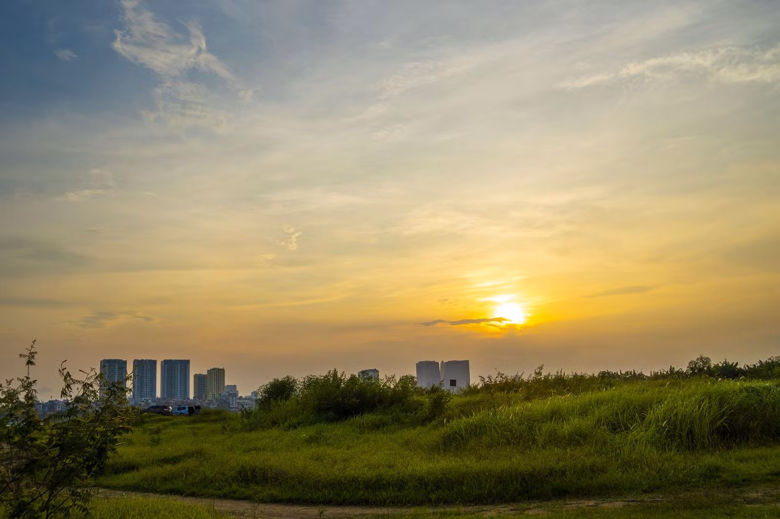 Hoàng hôn từ bãi phù sa sông Hồng.