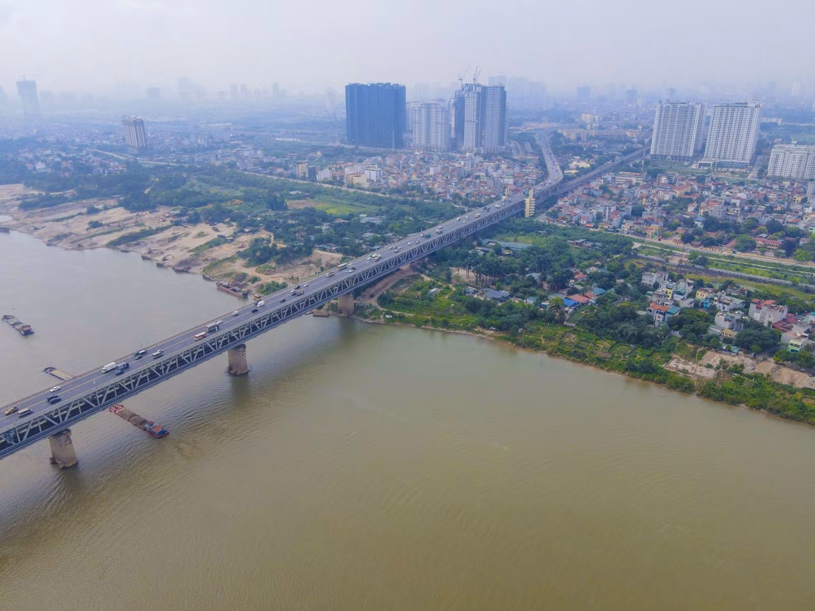 Cầu Thăng Long bắc qua sông Hồng.