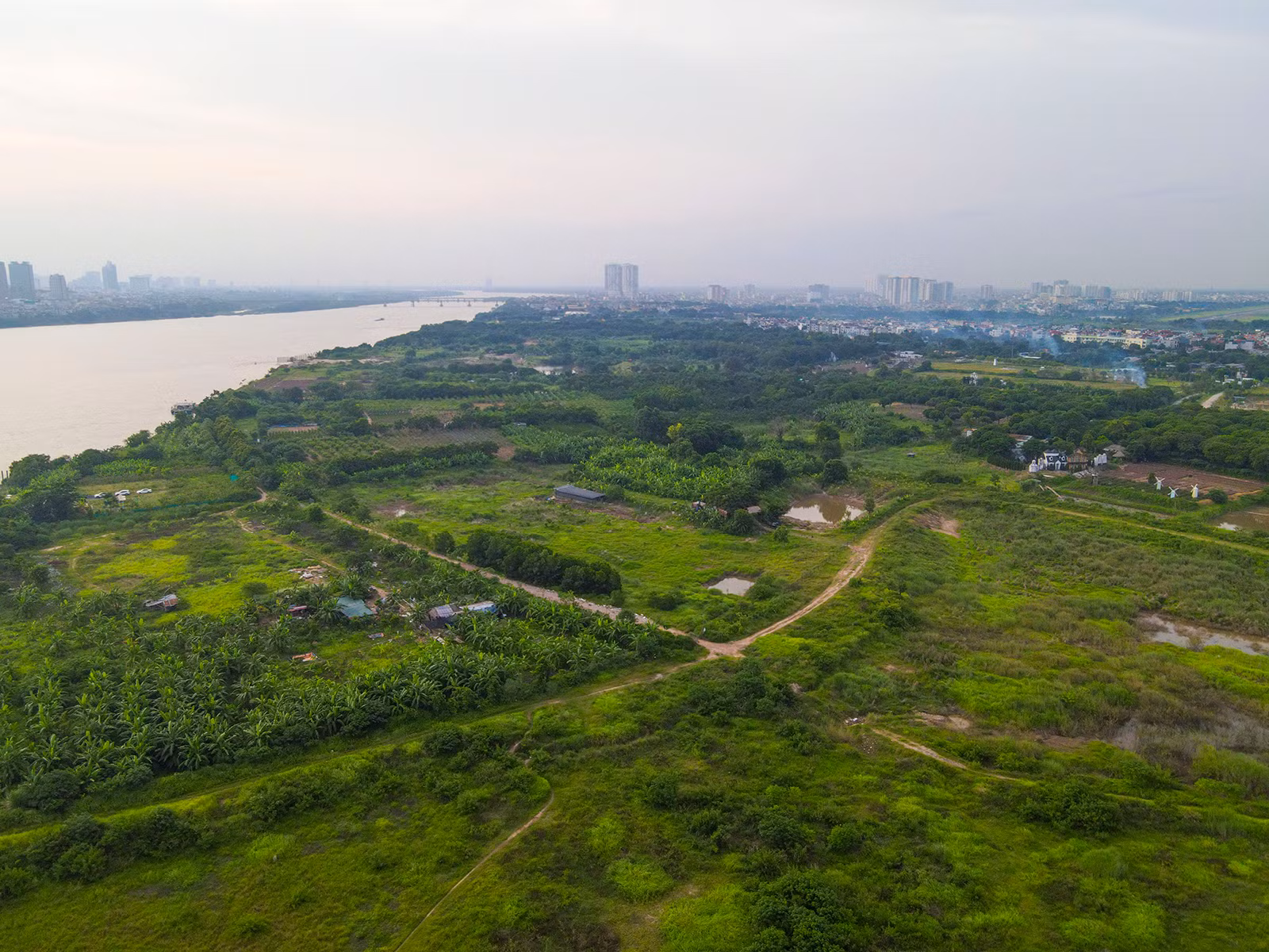 Bãi bồi dưới chân cầu Vĩnh Tuy.
