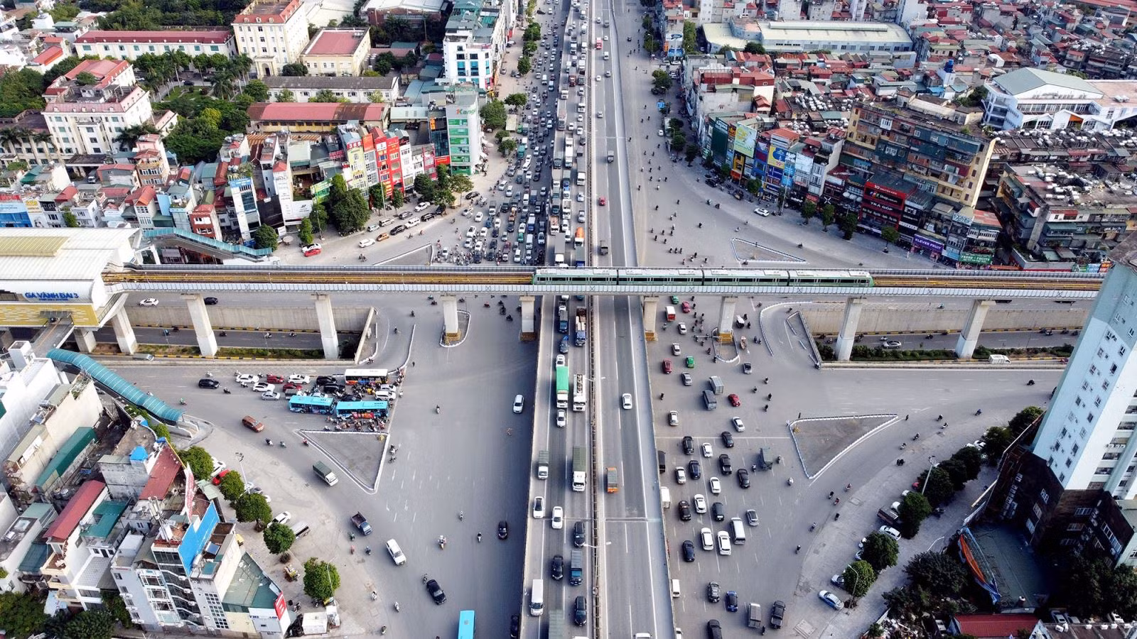 Nút giao thông Nguyễn Trãi - Thanh Xuân với 4 tầng giao thông trong đó có tuyến đường sắt trên cao Cát Linh - Hà Đông.