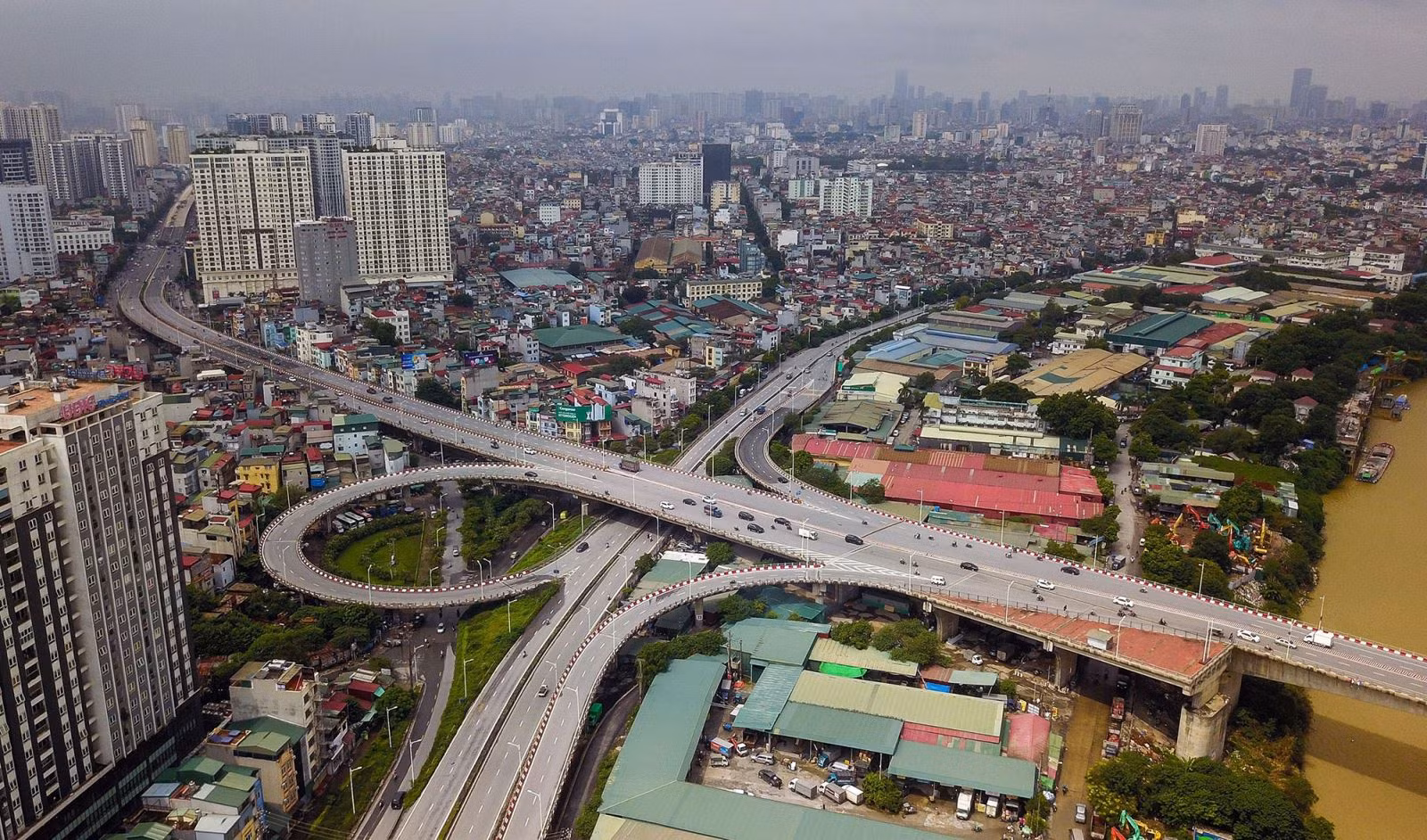 Nút giao thông phía Nam đầu cầu Vĩnh Tuy nối phố Minh Khai, Nguyễn Khoái với cầu Vĩnh Tuy.