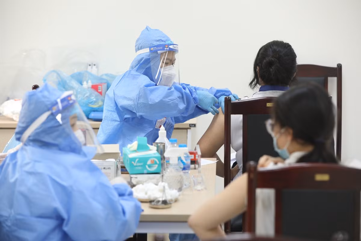 Nhân viên y tế tiêm vaccine phòng COVID-19 cho học sinh trường THCS Ngô Sĩ Liên (quận Hoàn Kiếm, Hà Nội).