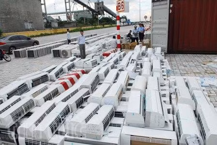 Tạm giữ 4 container hàng điện tử và mỹ phẩm nhập lậu ảnh 1
