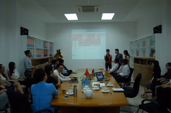 Hai cô gái đạp xe xuyên châu Á bảo vệ tê giác đã đến Việt Nam ảnh 5