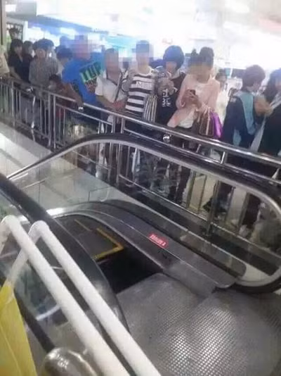 Cô gái trẻ thoát chết khi thang cuốn chuẩn bị “nuốt người” ảnh 2