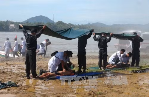 Diễn tập phòng chống thiên tai trên sông Hương ảnh 1