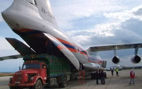 Hai máy bay chở hàng cứu trợ của Nga tới Syria ảnh 1