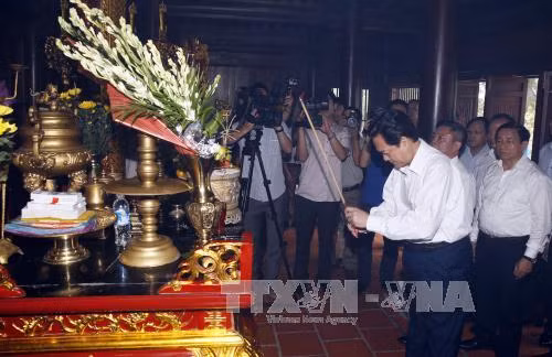 Thủ tướng Nguyễn Tấn Dũng thăm Quân khu 4 ảnh 2