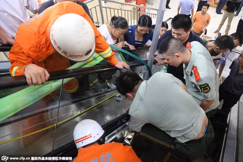 Lại tai nạn thang cuốn Trung Quốc, bé 3 tuổi mắc kẹt tay ảnh 3