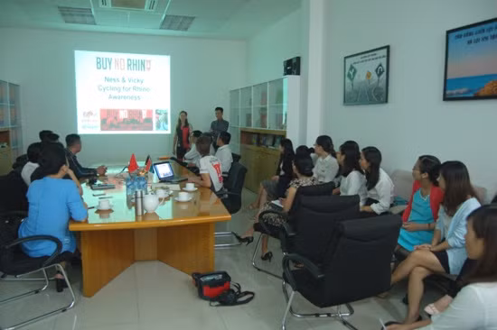 Hai cô gái đạp xe xuyên châu Á bảo vệ tê giác đã đến Việt Nam ảnh 7