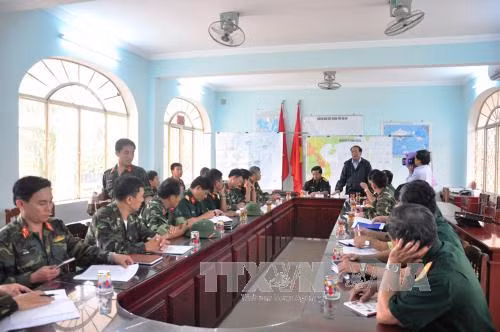 Người dân miền Trung khẩn trương chằng chống nhà cửa ảnh 5