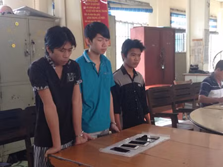 Bắt 3 tên trộm đồ táo tợn ở cửa hàng điện thoại FPT ảnh 1