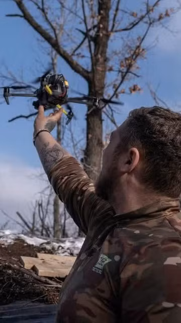 Một binh sĩ Ukraine đang sử dụng UAV trên chiến trường ở miền Đông nước này. Ảnh: Bộ Quốc phòng Ukraine/X