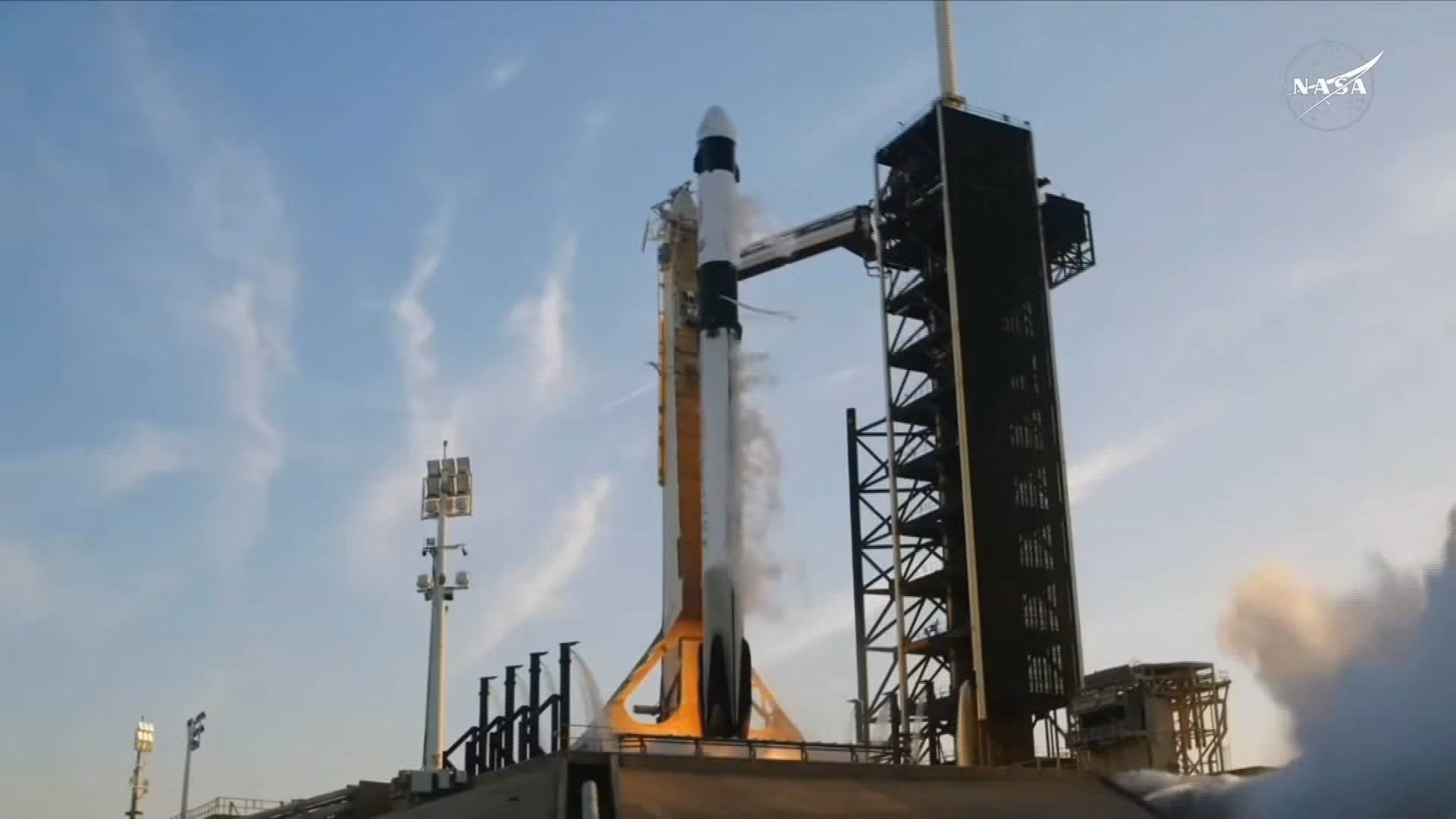 SpaceX phóng tàu giải cứu phi hành gia mắc kẹt trên ISS