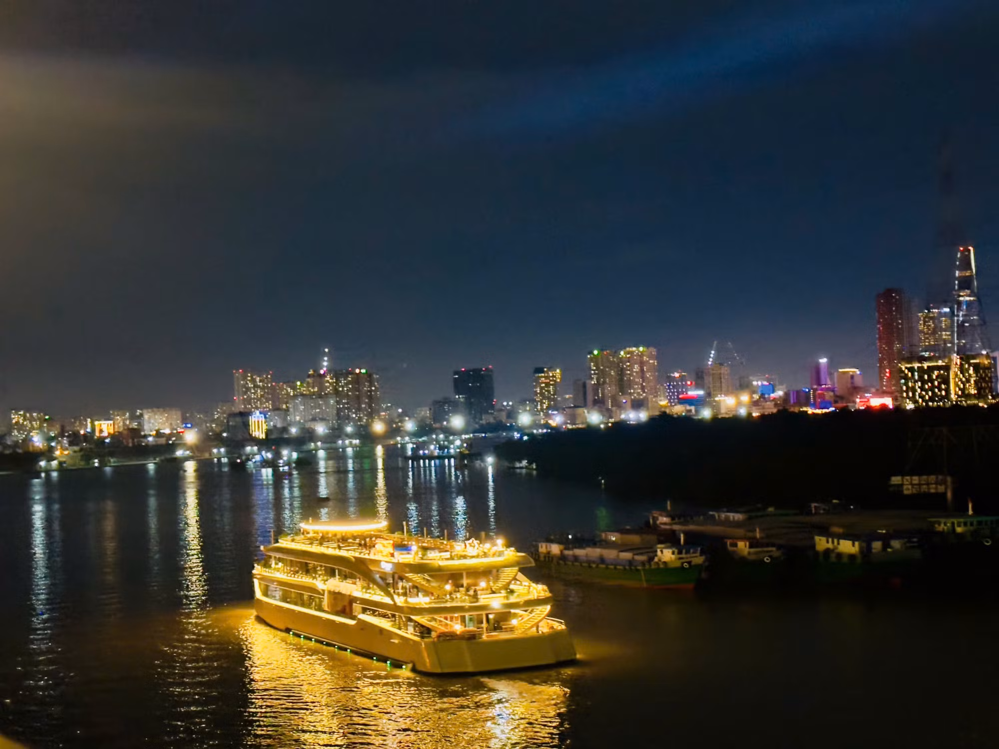 Du thuyền 5 sao mở ra 'mặt tiền mới' cho kinh tế đêm TP Hồ Chí Minh