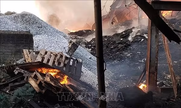 Cháy lớn tại xưởng phế liệu ở Phú Thọ