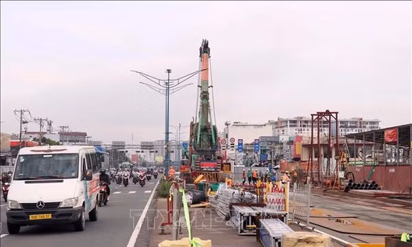 Bố trí 'làn đường linh hoạt', giảm ùn ứ khi thi công metro Bến Thành - Tham Lương