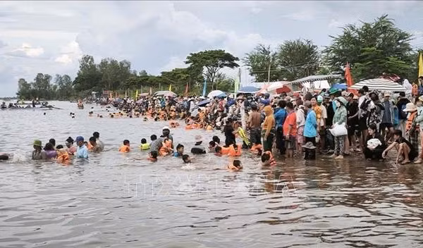 Trải nghiệm độc đáo trong mùa nước nổi miền Tây