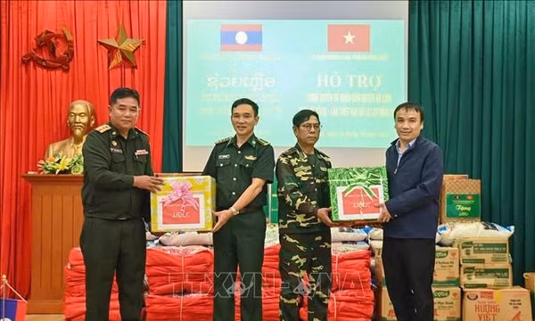 Giúp người dân nước bạn Lào khắc phục hậu quả mưa lũ
