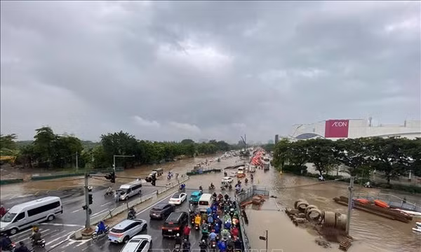 Hà Nội mưa lớn gây úng ngập, ùn tắc giao thông giờ cao điểm sáng
