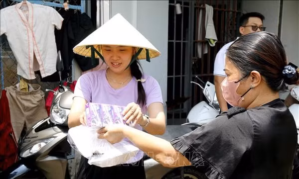 Hàng trăm suất ăn miễn phí hỗ trợ người dân vùng ngập lụt