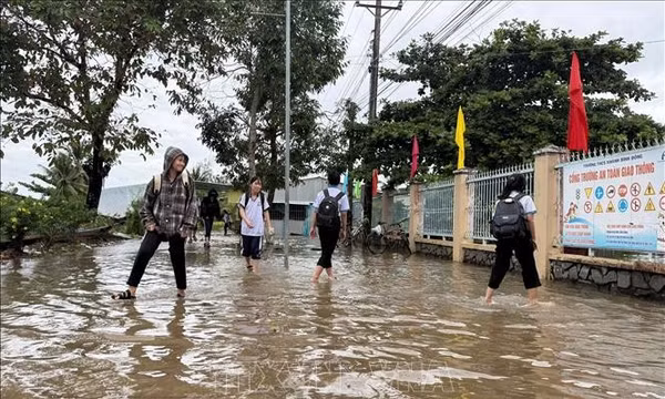 Nhiều tuyến đường ở Cà Mau ngập sâu, học sinh tạm nghỉ học