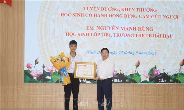 Khen thưởng nam sinh lớp 11 dũng cảm cứu hai em nhỏ rơi xuống sông