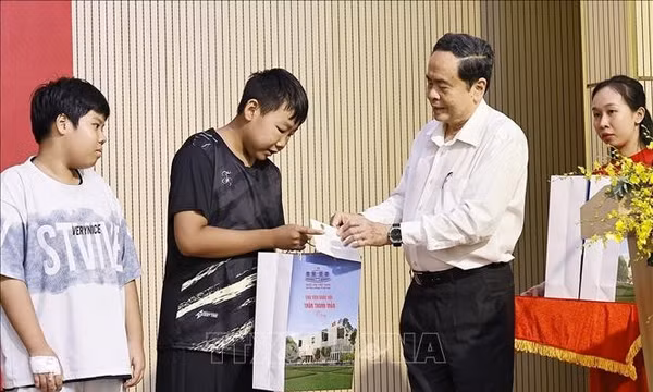 Chủ tịch Quốc hội thăm, tặng quà cho bệnh nhi tại Bệnh viện Nhi Đồng 1