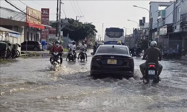 Triều cường gây ngập nặng và nhiều đoạn trên Quốc lộ 1A tại Cà Mau