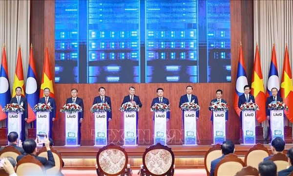 Thủ tướng Lê Minh Hưng và Thủ tướng Lào dự Lễ bàn giao Hệ thống quản lý dân cư và CCCD tại Lào