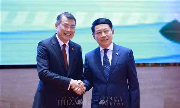 Thủ tướng Lê Minh Hưng và Thủ tướng Lào đồng chủ trì Hội nghị Xúc tiến đầu tư Việt Nam - Lào