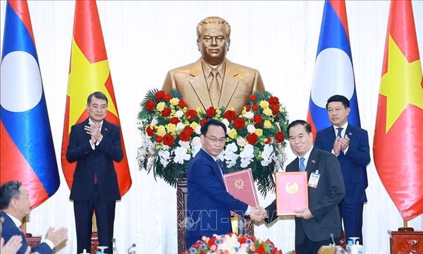 Thủ tướng Lê Minh Hưng và Thủ tướng Lào Saleumxay Kommasith chứng kiến lễ trao văn kiện hợp tác