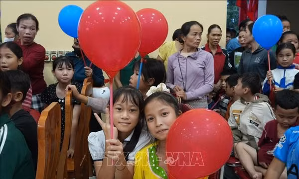 'Vầng trăng yêu thương' đến với trẻ em vùng biên