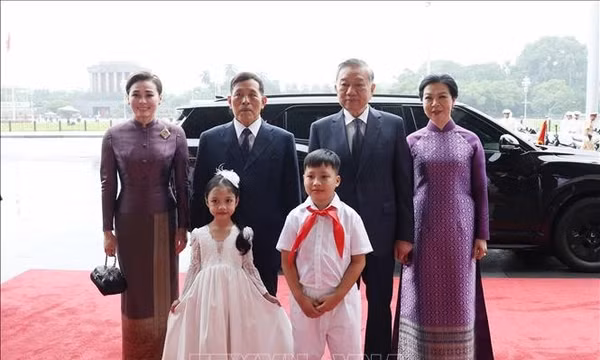 Thái Lan ấn tượng với tà áo dài tím của Phu nhân Ngô Phương Ly