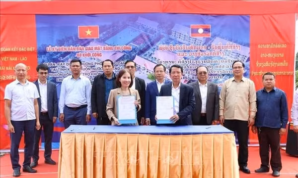Việt Nam - Lào đẩy mạnh hợp tác giáo dục và phát triển nguồn nhân lực