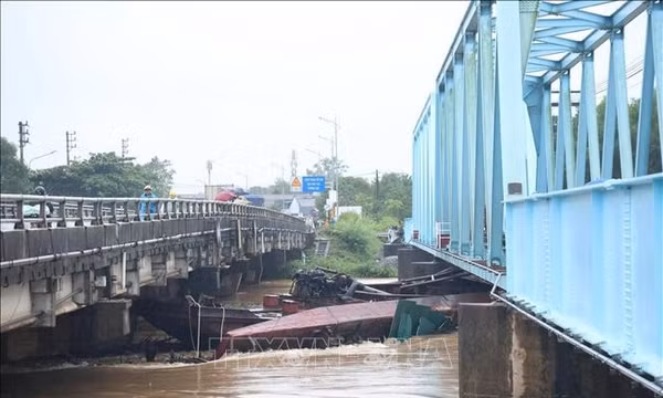 Quảng Trị khắc phục xà lan bị mắc kẹt ở cầu đường sắt Mỹ Thuỷ