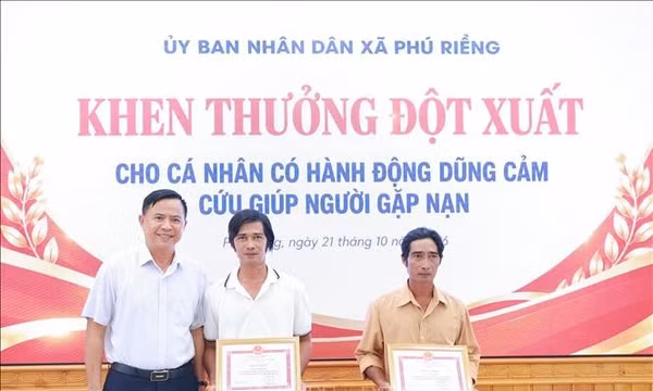 Khen thưởng đột xuất 3 cá nhân dũng cảm cứu người trong lũ