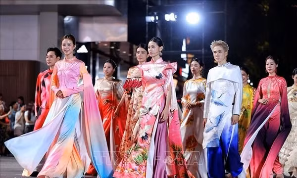 Rực rỡ lễ hội đường phố 'Sắc màu năm châu' bên hồ Hoàn Kiếm