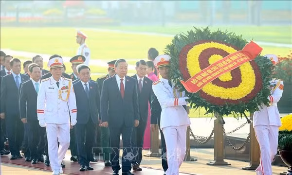 Đoàn đại biểu Quốc hội vào Lăng viếng Chủ tịch Hồ Chí Minh