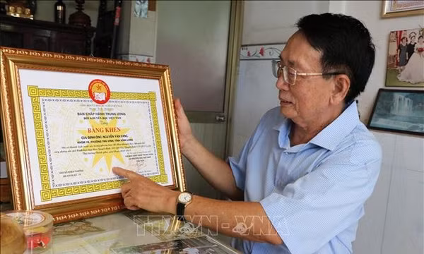 Nuôi 9 người con trưởng thành nhờ niềm tin vào tri thức