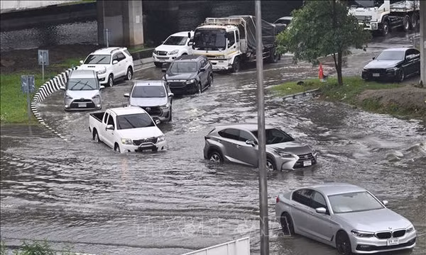 Thái Lan: Điều trên 10.000 binh sĩ ứng cứu vùng lũ