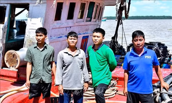 Bốn ngư dân trôi dạt do chìm tàu cá đã được cứu vớt, đưa vào bờ