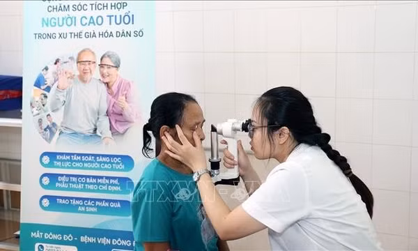 Khám mắt, cấp thuốc miễn phí cho người cao tuổi ở vùng cao