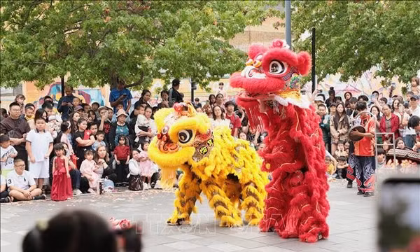 Sợi chỉ nối những mùa Trăng của người Việt trên đất Anh