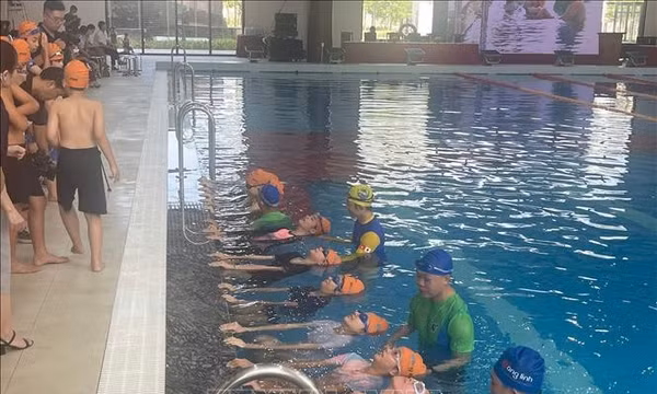 Chuyên gia Nhật Bản hướng dẫn kỹ năng phòng, chống đuối nước cho thanh thiếu nhi Hà Nội
