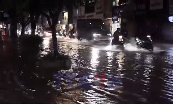 Ngập do mưa lớn trên nhiều tuyến đường phía Bắc TP Hồ Chí Minh