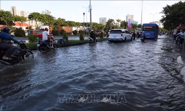 Người dân TP Hồ Chí Minh xoay sở với đỉnh triều cường lên cao