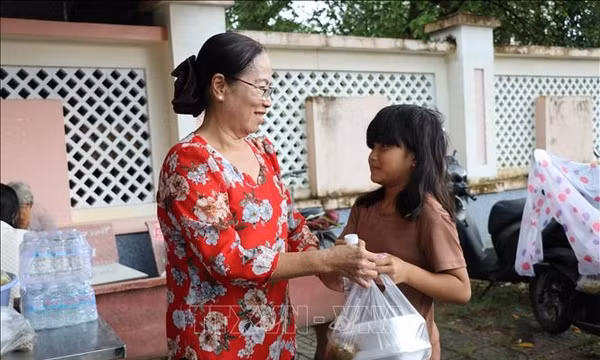 Trọn đời sẻ chia, nâng bước học sinh nghèo